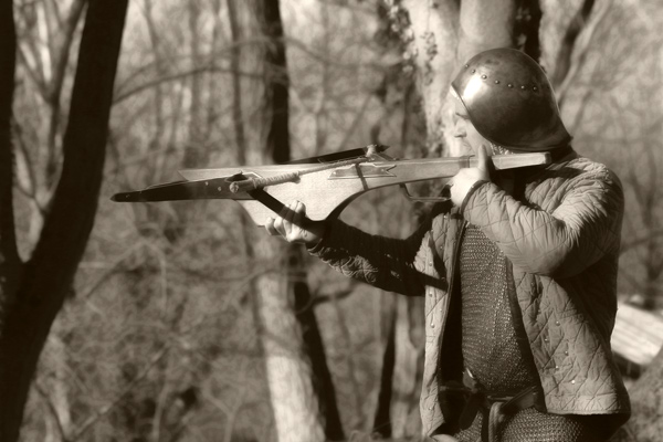 Photographie d'un arbalestrier du moyen âge