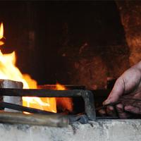 Le taillandier au travail sur la forge